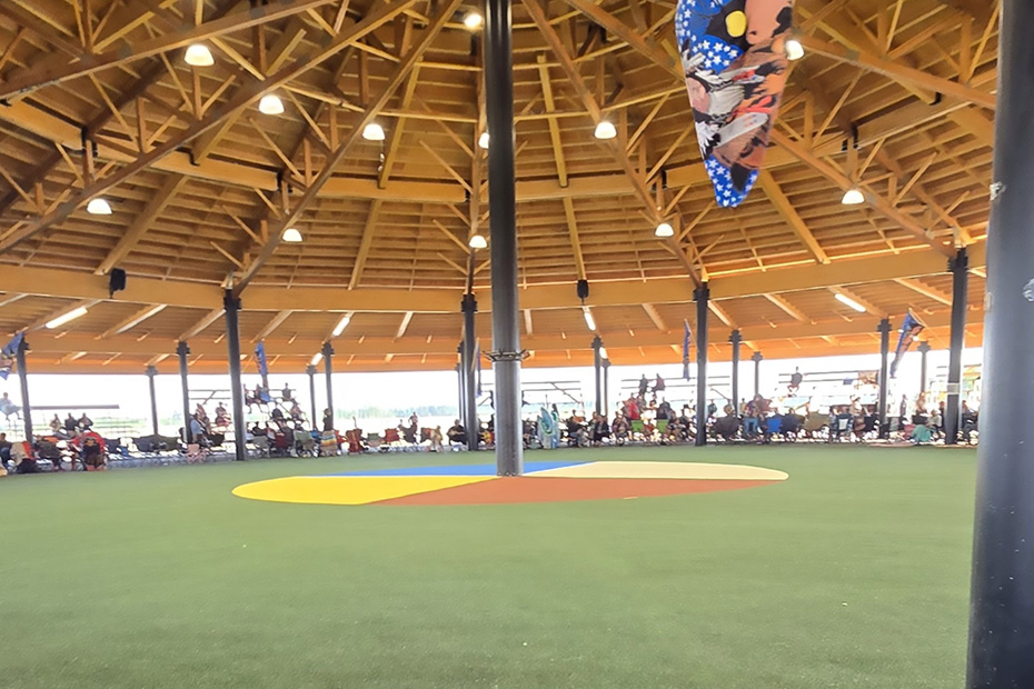 Grand pavillon communautaire avec poutres en bois apparentes