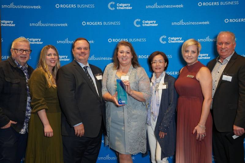 L’équipe de la Women in Need Society posant avec le prix de l’entrepreneuriat social de CPA Alberta lors de l’événement de reconnaissance de la Chambre de commerce de Calgary.