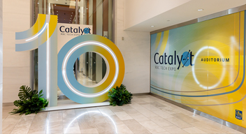 Une exposition du 10e anniversaire à l'extérieur de l'événement Catalyst.