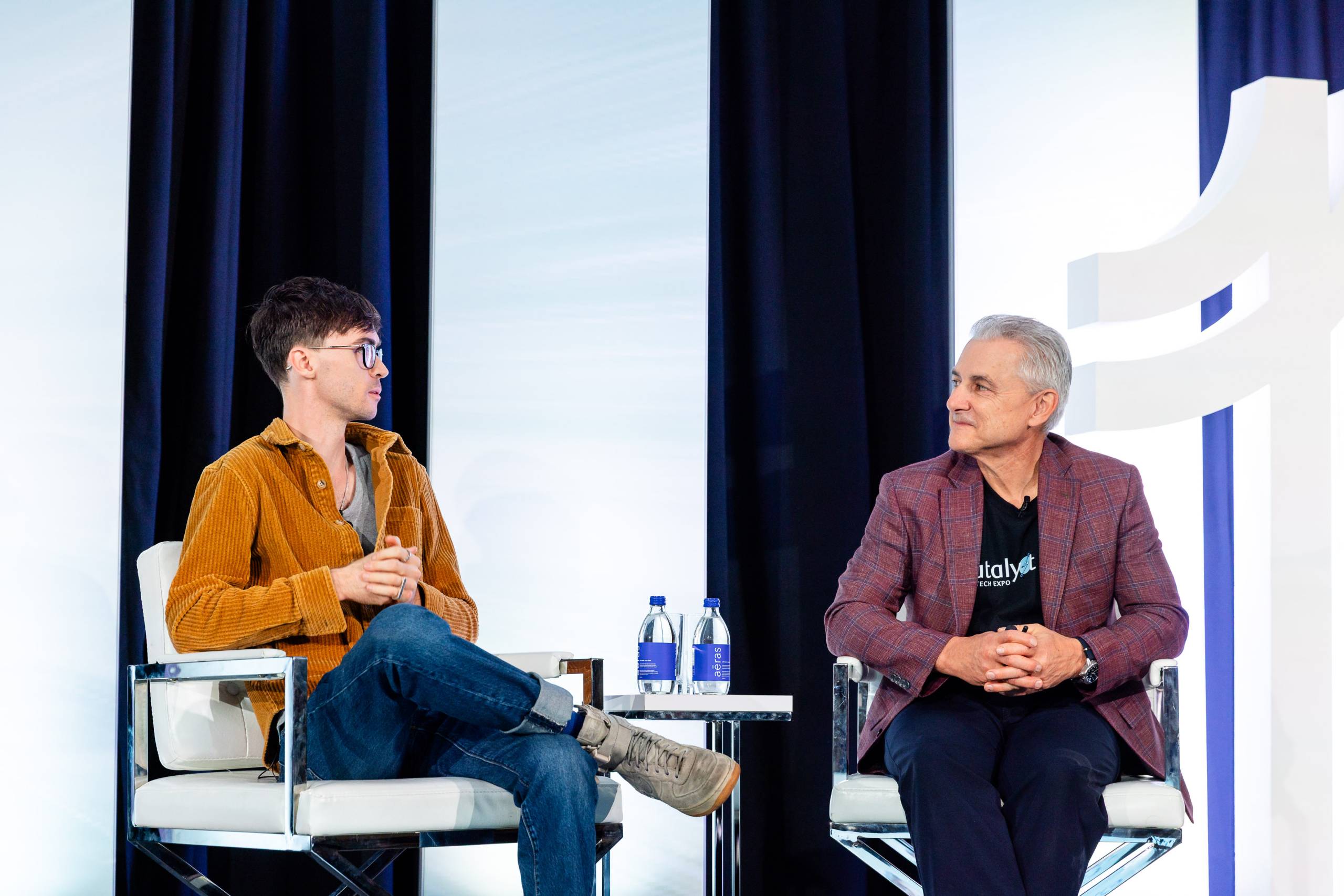 Cohere co-fondateur, Nick Frosst et Martin Wildberger, vice-président exécutif de l’innovation et de la technologie