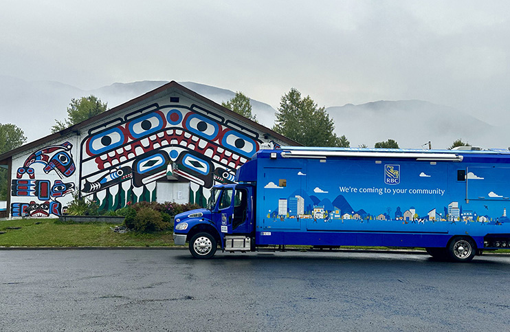 Le camion bancaire mobile RBC arrive au village de Gitlaxt'aamiks pour servir la nation Nisg̱a'a. 