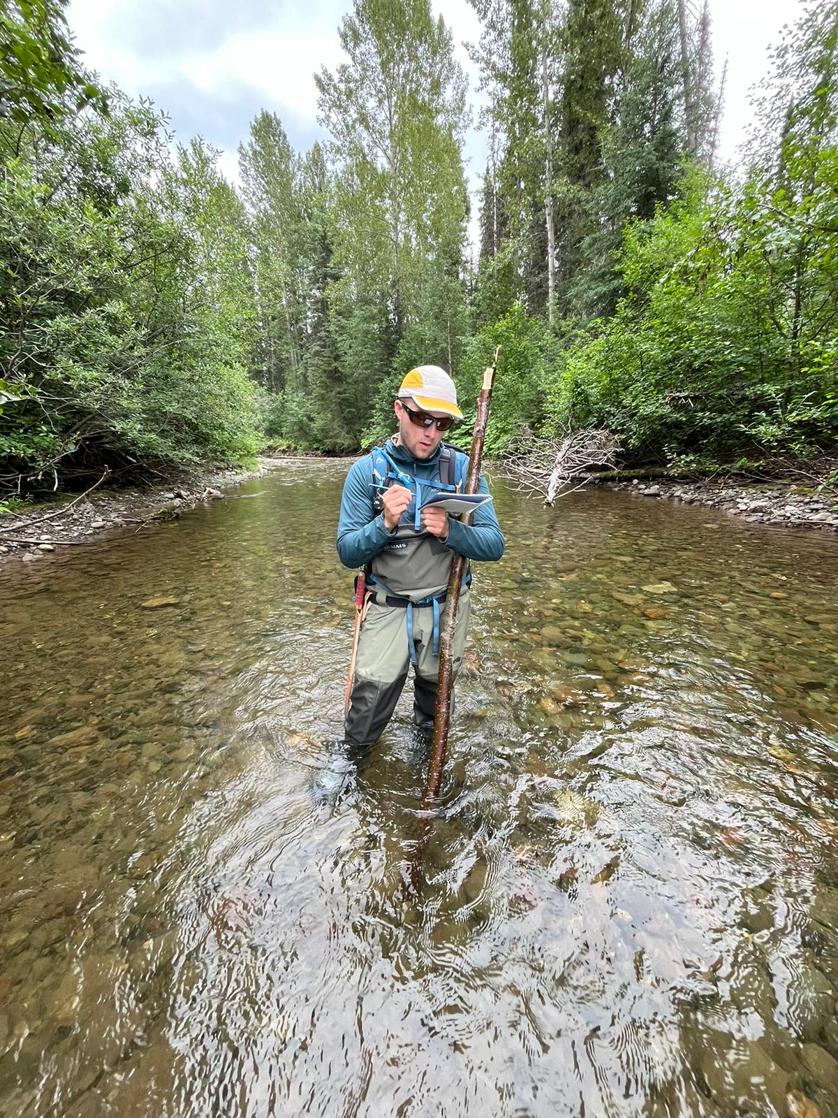 Chris Cail se tient dans une rivière