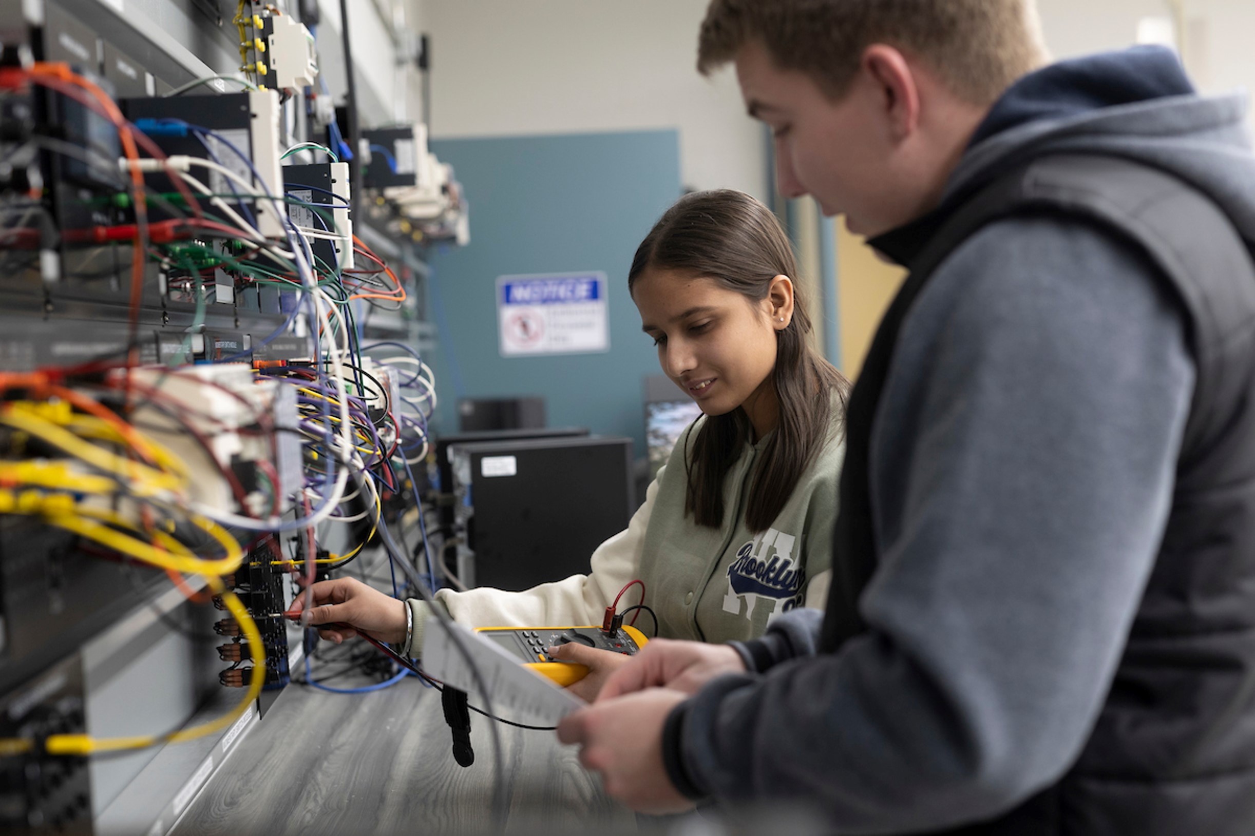 les étudiants en technologie travaillent sur un système d'apprentissage énergétique 